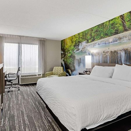 Clarion Pointe Near Erie Casino Hotel Kearsarge Bagian luar foto