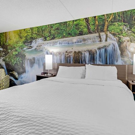 Clarion Pointe Near Erie Casino Hotel Kearsarge Bagian luar foto