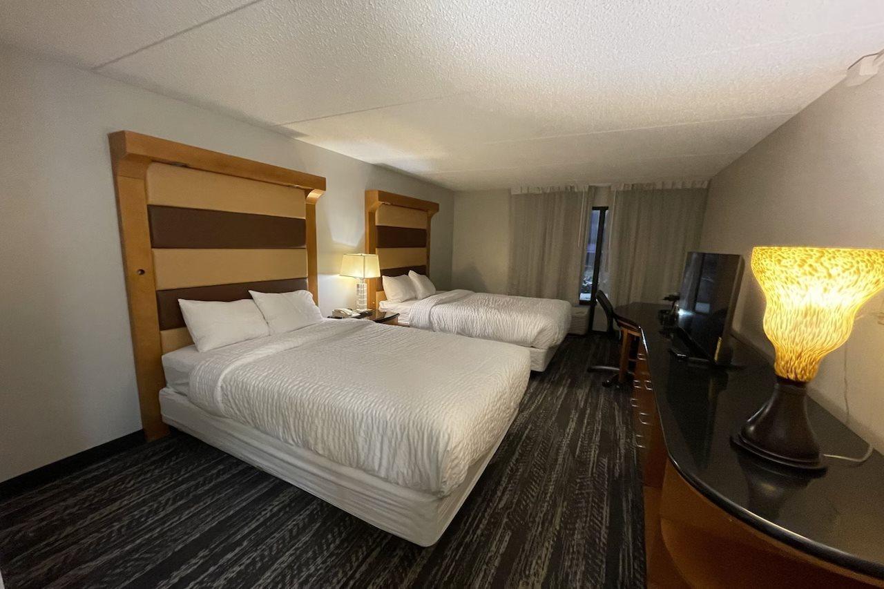Clarion Pointe Near Erie Casino Hotel Kearsarge Bagian luar foto