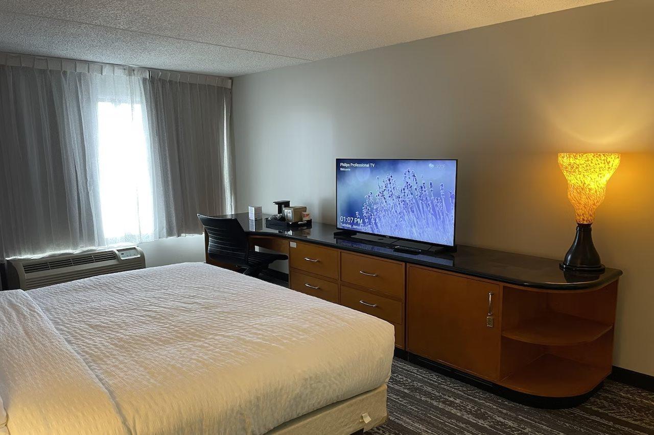 Clarion Pointe Near Erie Casino Hotel Kearsarge Bagian luar foto