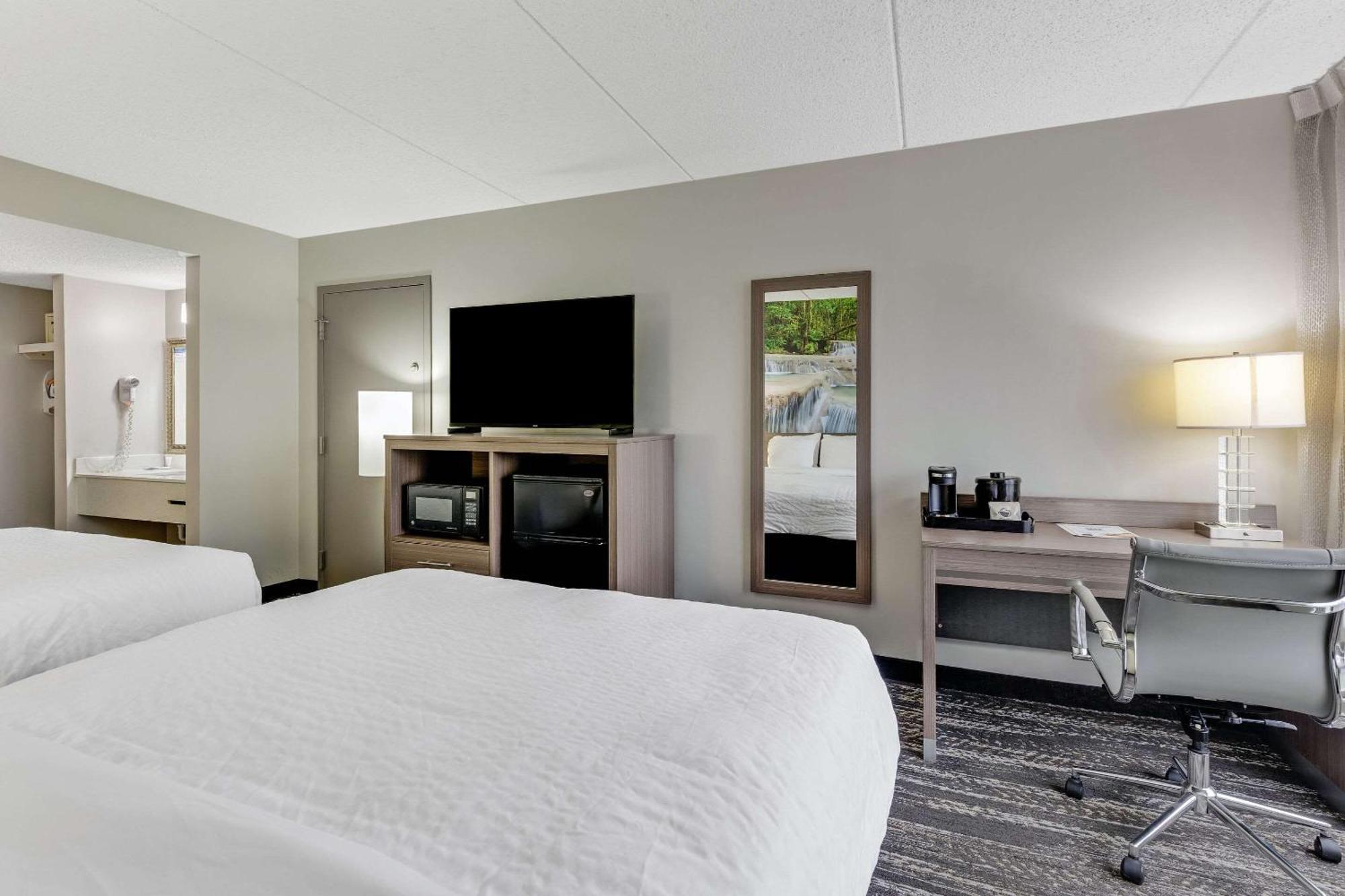 Clarion Pointe Near Erie Casino Hotel Kearsarge Bagian luar foto