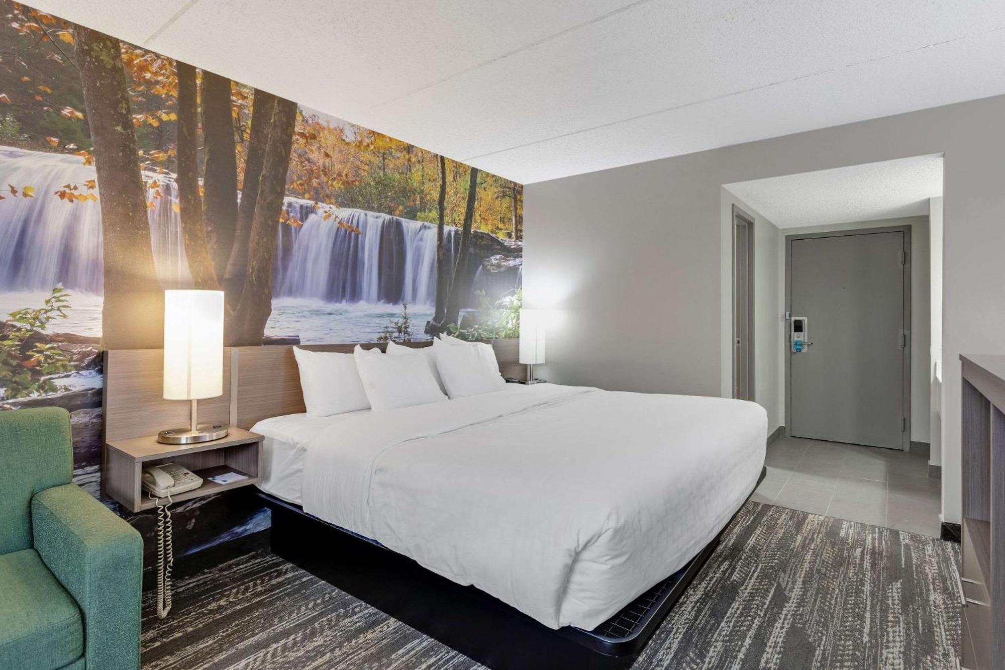 Clarion Pointe Near Erie Casino Hotel Kearsarge Bagian luar foto