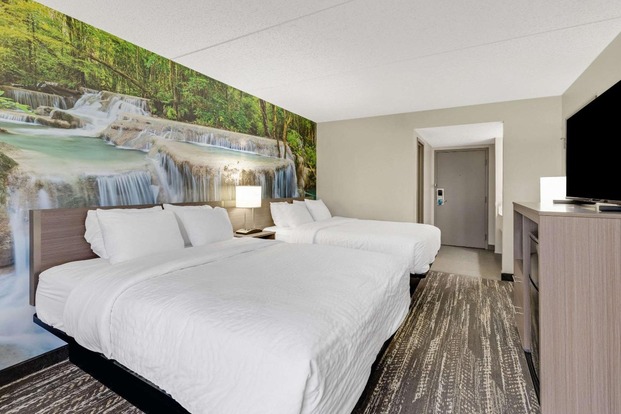 Clarion Pointe Near Erie Casino Hotel Kearsarge Bagian luar foto