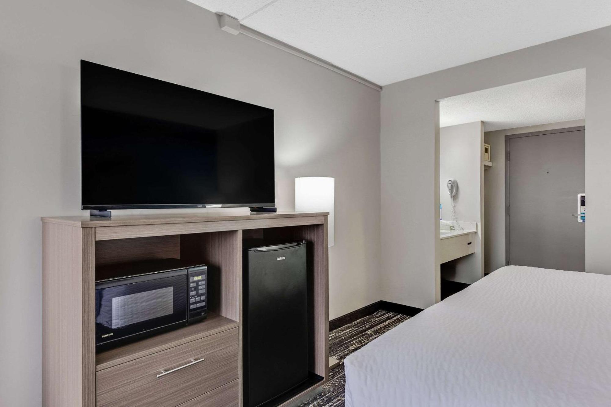 Clarion Pointe Near Erie Casino Hotel Kearsarge Bagian luar foto