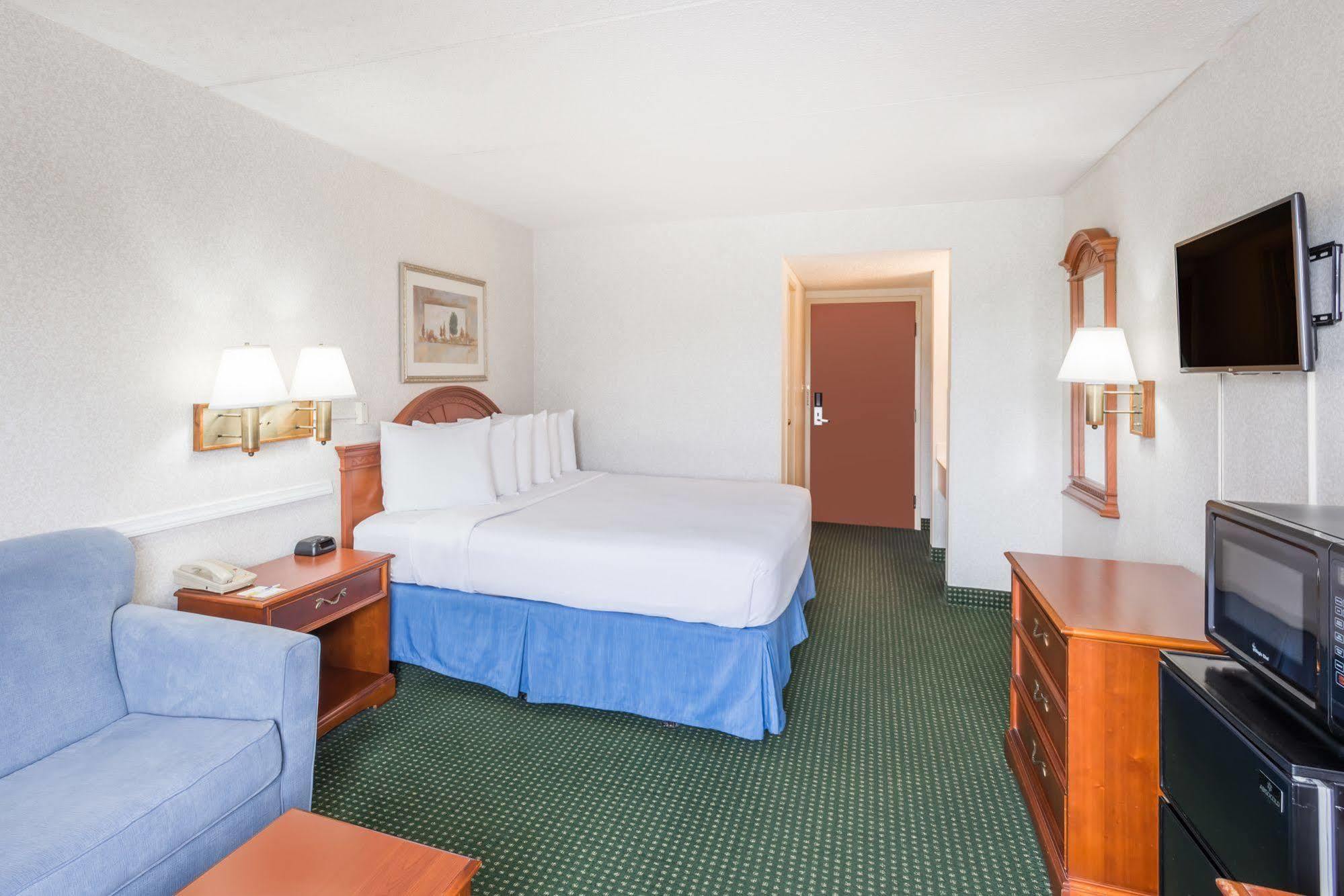 Clarion Pointe Near Erie Casino Hotel Kearsarge Bagian luar foto
