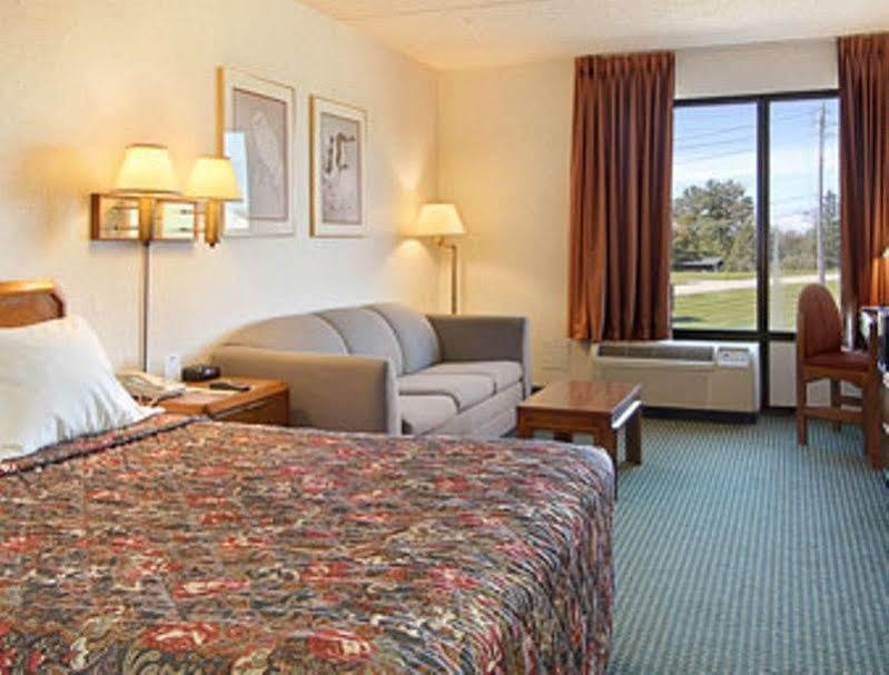 Clarion Pointe Near Erie Casino Hotel Kearsarge Bagian luar foto